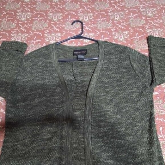 Women's Sweaters - Picture 4 of 8